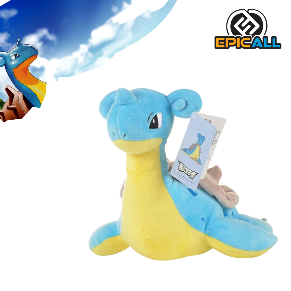 Un peluche de Lapras, un Pokémon de tipo agua/hielo. Es de color azul claro con detalles amarillos y blancos. Tiene una forma alargada y redondeada, con un cuello largo y una aleta en la espalda. Sus ojos son grandes y oscuros, y tiene una expresión amable.