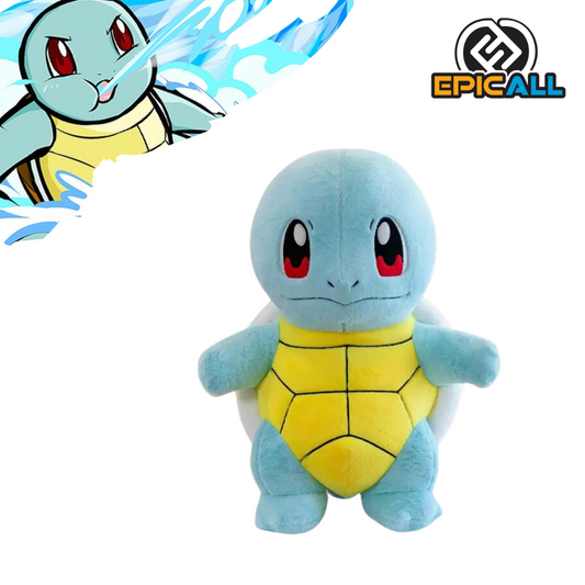 Un peluche de Squirtle, un Pokémon de tipo agua. Es de color azul claro con detalles amarillos y blancos. Tiene una forma redonda y amigable, con un caparazón duro en la espalda. Sus ojos son grandes y oscuros, y tiene una expresión tierna.