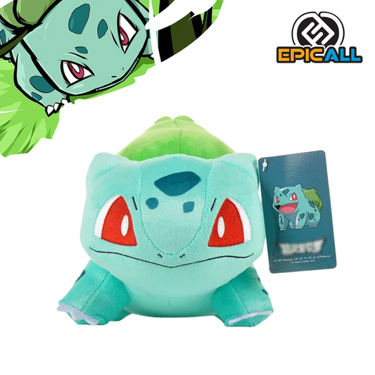 Un peluche de Bulbasaur, un Pokémon de tipo planta/veneno. Es de color verde con detalles blancos y rojos. Tiene una forma redonda y amigable, con una gran hoja en la espalda. Sus ojos son grandes y oscuros, y tiene una expresión tierna.