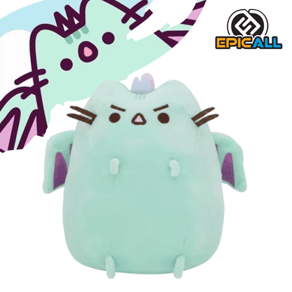 Peluche de felpa suave de Pusheen el gato disfrazado de dragón en color verde menta, con alas moradas, crestas en la cabeza, cejas fruncidas adorables y bigotes, de 16 cm de alto por 15 cm de ancho.