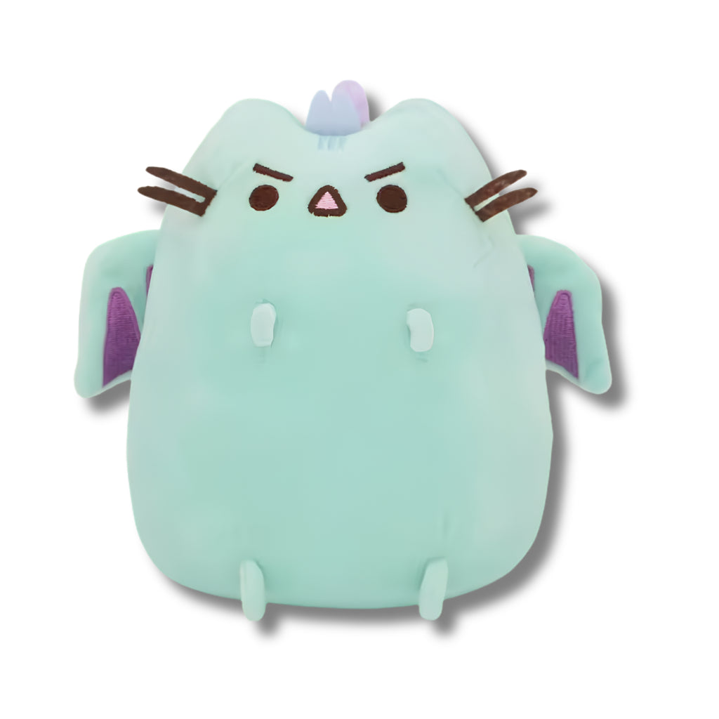 Peluche de felpa suave de Pusheen el gato disfrazado de dragón en color verde menta, con alas moradas, crestas en la cabeza, cejas fruncidas adorables y bigotes, de 16 cm de alto por 15 cm de ancho.
