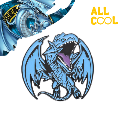Un pin metálico del Dragón Blanco de Ojos Azules del anime Yu-Gi-Oh! El dragón está representado con sus alas extendidas y su boca abierta, listo para atacar. El pin tiene un diseño detallado y un acabado brillante.