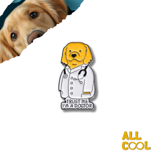 Imagen de un pin metálico con un perro con bata de doctor y la frase “Trust Me I’m Dogtor”. El pin mide 3 cm de alto y 2.5 cm de ancho.