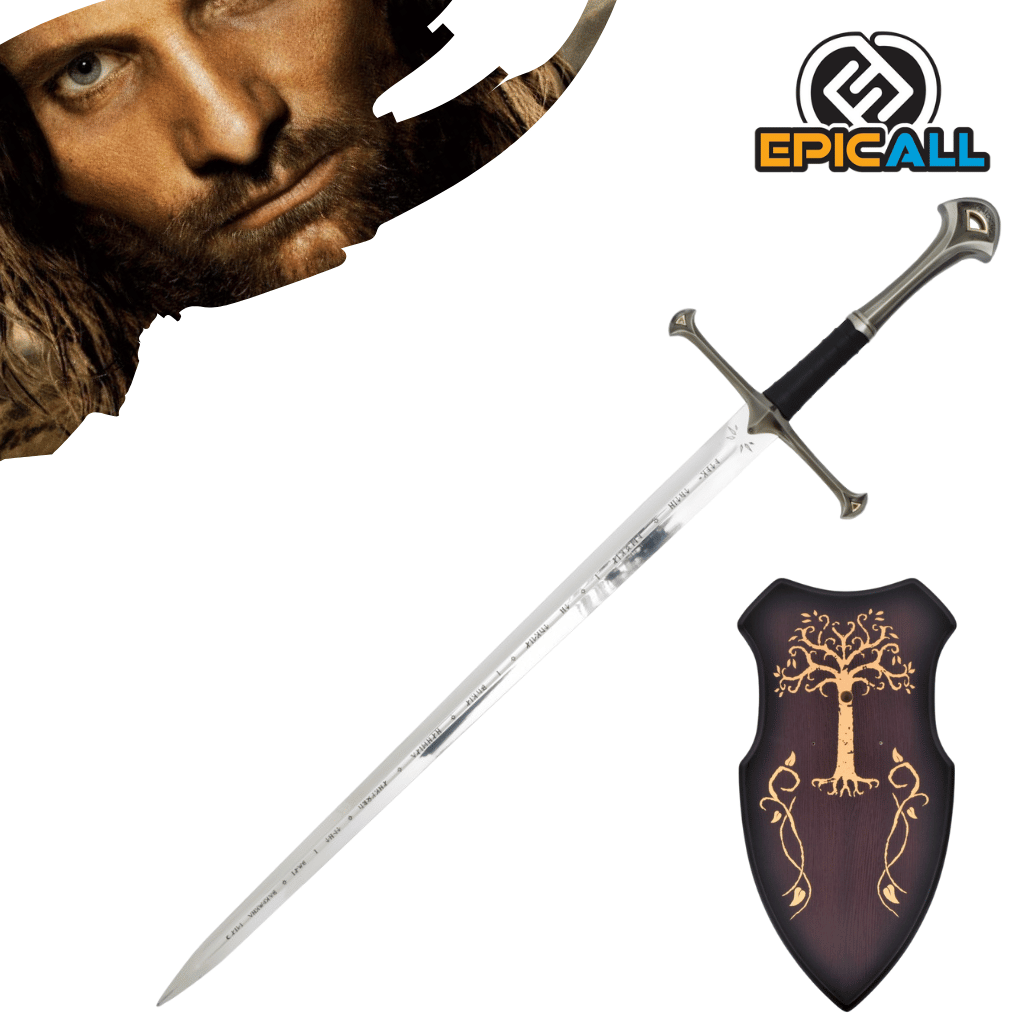 Una réplica de acero sin filo de la espada Andúril (Flame of the West) de El Señor de los Anillos. La espada tiene una hoja plateada con inscripciones en quenya grabadas, una empuñadura negra envuelta y una guarda elegante con detalles plateados. También se muestra un soporte de pared de madera con el Árbol Blanco de Gondor grabado. En la esquina superior izquierda, se ve una porción del rostro de Aragorn.