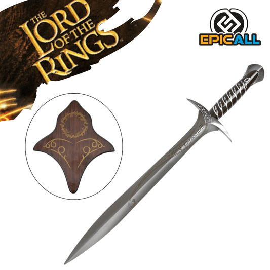 Una réplica de acero sin filo de la espada Dardo (Sting) de El Señor de los Anillos. La espada tiene una hoja plateada con inscripciones élficas grabadas, una empuñadura negra con detalles plateados y una guarda curva. También se muestra un soporte de madera con el Anillo Único grabado. En la esquina superior izquierda, se ve el logo de "The Lord of the Rings".
