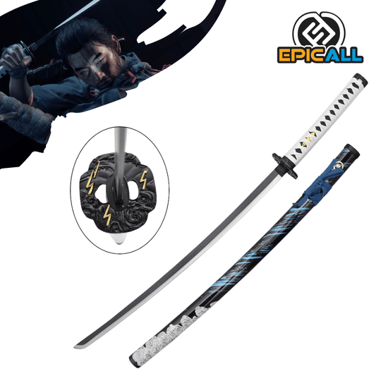 Una réplica de acero sin filo de la katana de Jin Sakai de Ghost of Tsushima. La espada tiene una hoja plateada, una empuñadura blanca con detalles negros y dorados, y una guarda negra con un diseño distintivo que evoca nubes y relámpagos dorados. También se muestra una vaina azul oscuro con detalles de nubes y un dragón dorado. En la esquina superior izquierda, se ve una ilustración de Jin Sakai empuñando su katana.