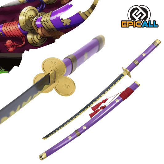 Una réplica de acero sin filo de la katana Enma de Roronoa Zoro de One Piece. La espada tiene una hoja oscura con un patrón ondulado verde a lo largo del filo, una empuñadura morada con detalles dorados y una guarda dorada con un diseño distintivo. También se muestra una vaina morada con adornos de flores blancas y borlas rojas. En la esquina superior izquierda, se ve una ilustración de la empuñadura de Enma.
