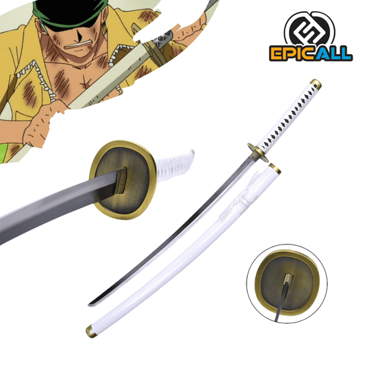 Una réplica de acero sin filo de la katana Wado Ichimonji de Roronoa Zoro de One Piece. La espada tiene una hoja plateada, una empuñadura blanca con detalles dorados y una guarda circular dorada. También se muestra una vaina blanca con detalles dorados. En la esquina superior izquierda, se ve una ilustración de Zoro con la Wado Ichimonji en su boca.