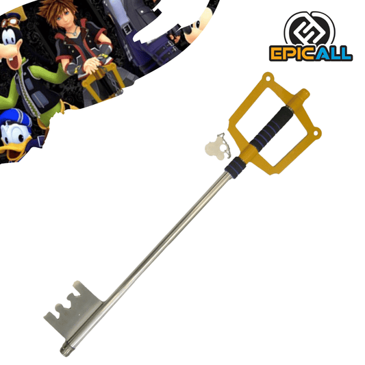 Una réplica de acero de la Llave Espada de Kingdom Hearts. La espada tiene una hoja plateada con forma de llave, una empuñadura negra y azul, y una guarda dorada con la forma de la corona de Mickey Mouse. En la esquina superior izquierda, se ven ilustraciones de Sora, Goofy y Donald.