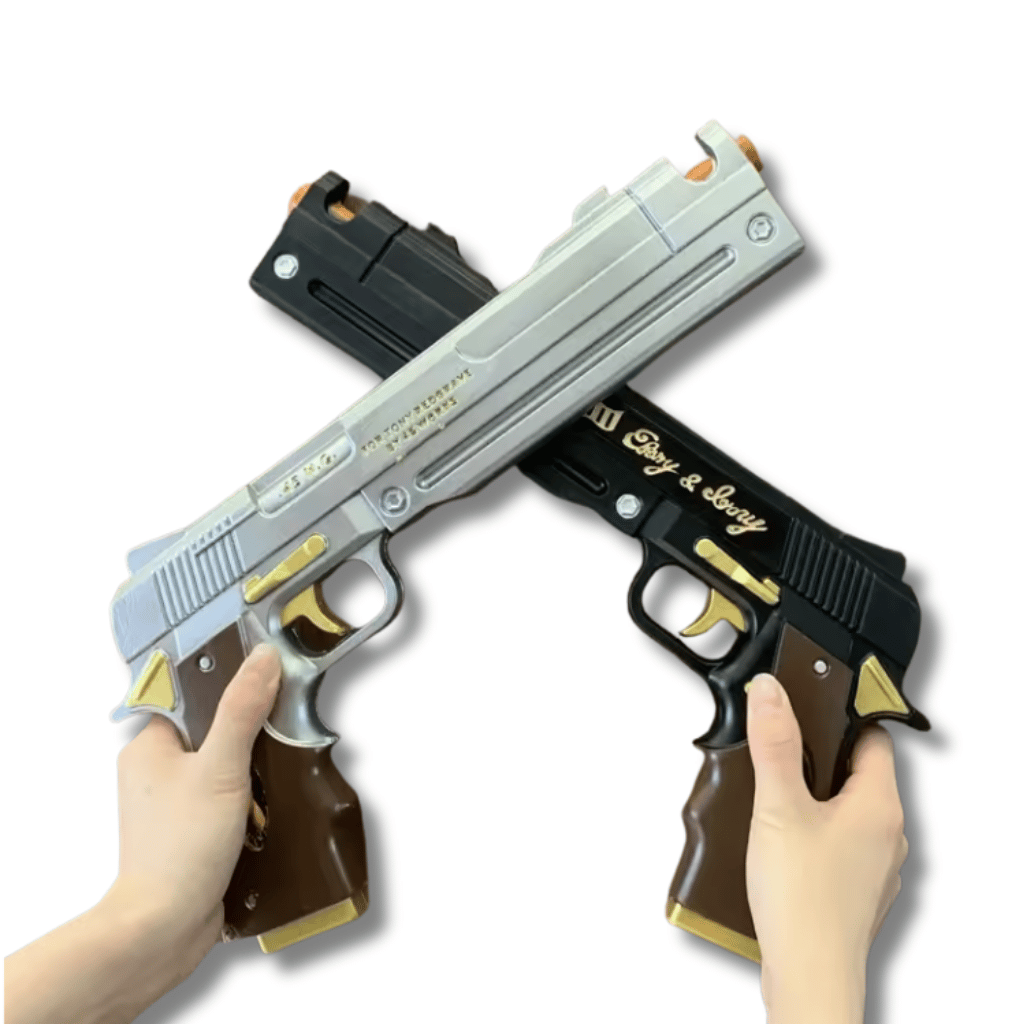 Dos manos sosteniendo las réplicas en goma eva de las pistolas gemelas Ebony (negra con detalles dorados y blancos) e Ivory (plateada con detalles dorados) de Dante en Devil May Cry, cruzadas en primer plano sobre fondo blanco.