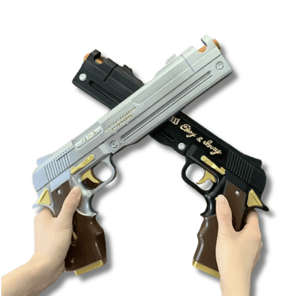 Dos manos sosteniendo las réplicas en goma eva de las pistolas gemelas Ebony (negra con detalles dorados y blancos) e Ivory (plateada con detalles dorados) de Dante en Devil May Cry, cruzadas en primer plano sobre fondo blanco.