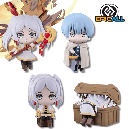 Un set de dos pequeñas figuras estilo chibi, de unos 7 cm de altura, del anime Frieren: Beyond Journey's End. Una es Frieren, la elfa de cabello blanco, vestida de maga y sosteniendo un bastón. La otra es Stark, el joven guerrero de cabello azul, con capa y una espada.