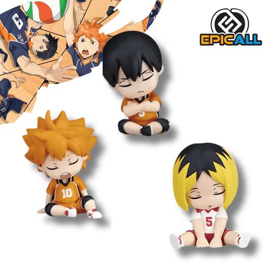 Un set de tres mini figuras coleccionables de estilo chibi de personajes del anime Haikyuu!!. Las tres figuras están sentadas con los ojos cerrados, simulando que duermen. Los personajes son Hinata (cabello naranja, uniforme naranja #10), Kageyama (cabello negro, uniforme naranja) y Kenma (cabello rubio y negro, uniforme blanco #5).