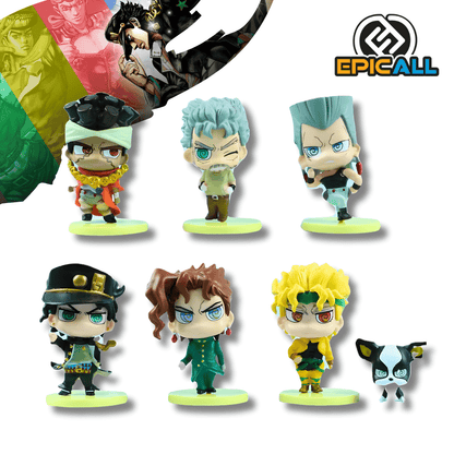 Una foto que muestra un set de siete pequeñas figuras estilo chibi de personajes del anime JoJo's Bizarre Adventure: Stardust Crusaders. Las figuras incluyen a Jotaro, Kakyoin, Polnareff, Joseph Joestar, Avdol, Dio y el perro Iggy, todos con un estilo de cabeza grande y en poses dinámicas.