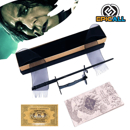 Fotografía de un set de coleccionista de Harry Potter sobre un fondo blanco. El set incluye una varita negra detallada reposando sobre un soporte negro, una réplica del Mapa del Merodeador, un ticket dorado de la Plataforma 9 3/4 "London to Hogwarts" y una caja de regalo negra y dorada con listones de tul blanco y negro.