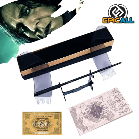 Fotografía de un set de coleccionista de Harry Potter sobre un fondo blanco. El set incluye una varita negra detallada reposando sobre un soporte negro, una réplica del Mapa del Merodeador, un ticket dorado de la Plataforma 9 3/4 "London to Hogwarts" y una caja de regalo negra y dorada con listones de tul blanco y negro.