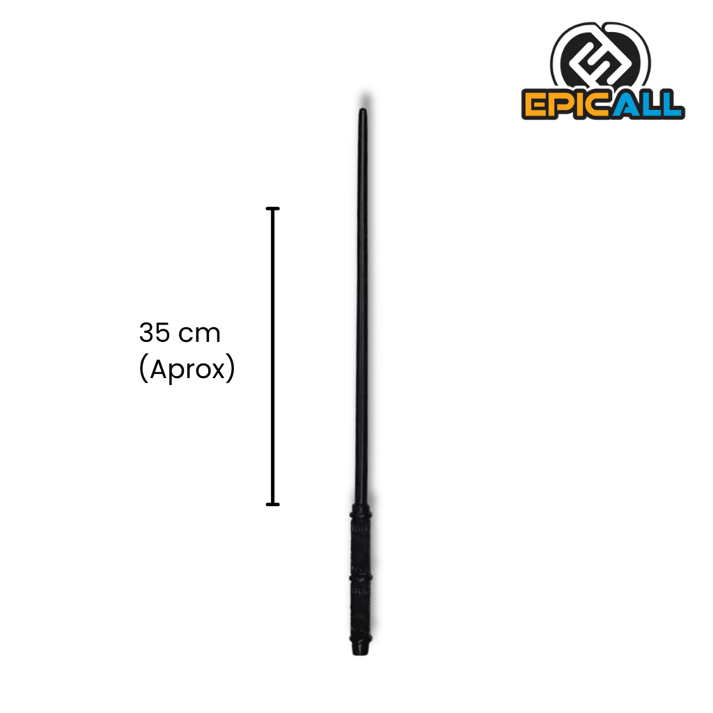 Fotografía de un set de coleccionista de Harry Potter sobre un fondo blanco. El set incluye una varita negra detallada reposando sobre un soporte negro, una réplica del Mapa del Merodeador, un ticket dorado de la Plataforma 9 3/4 "London to Hogwarts" y una caja de regalo negra y dorada con listones de tul blanco y negro.